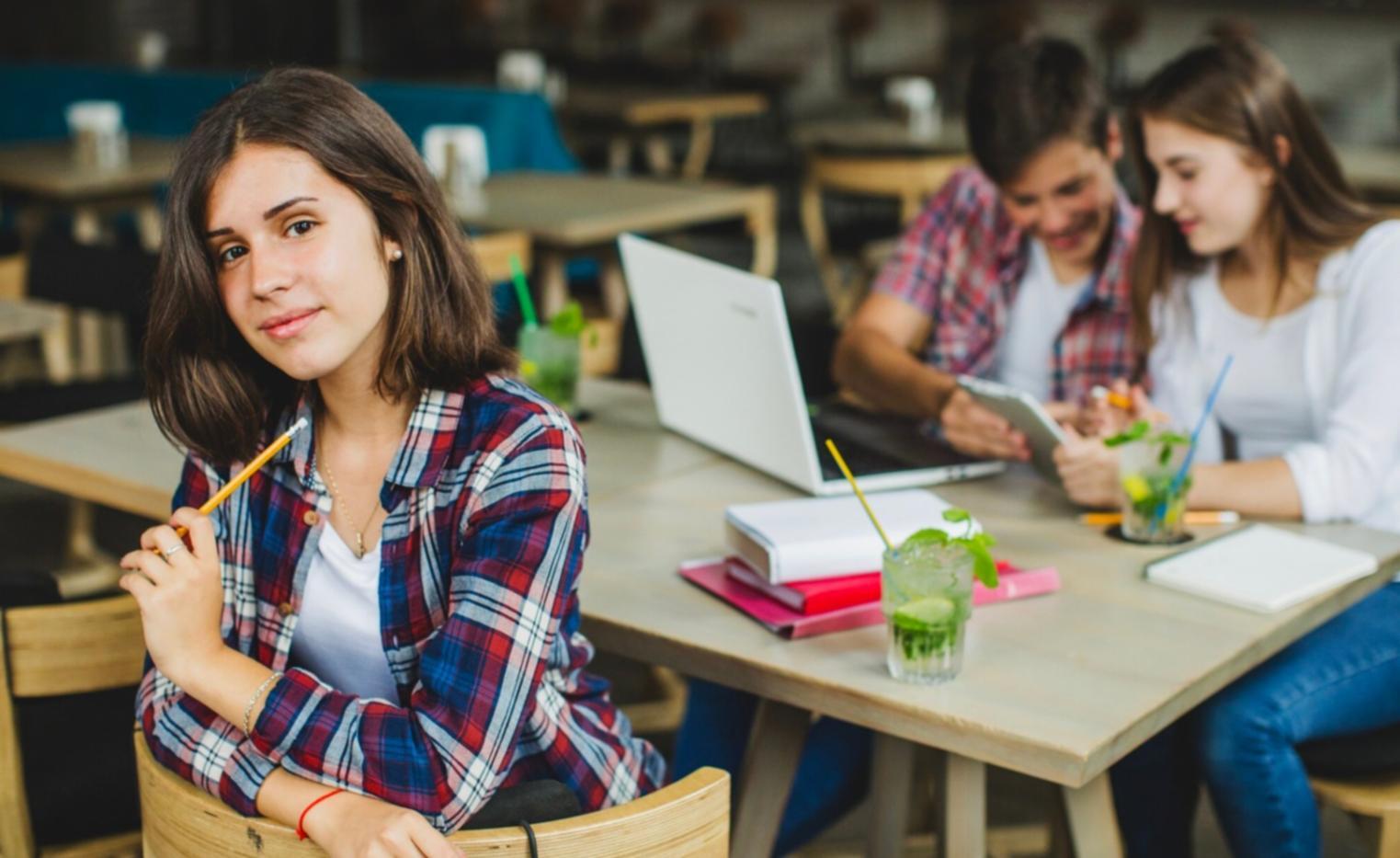 Detailanalyse verschiedener Finanzoptionen am Bildschirm