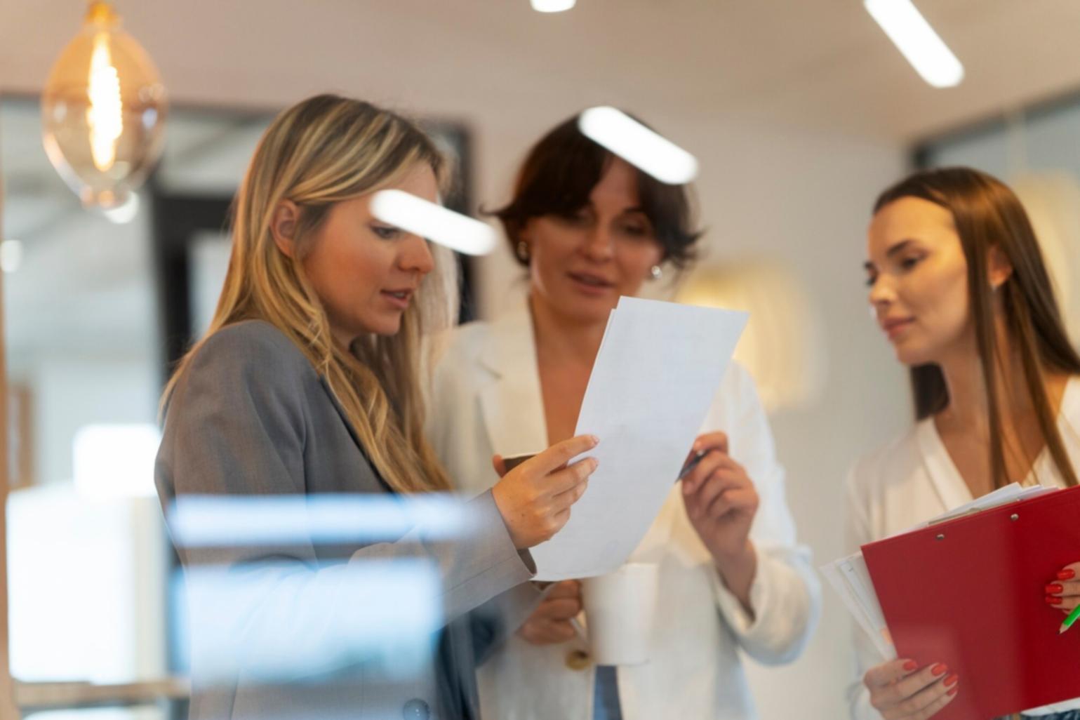 Unternehmer vor komplexen Finanzunterlagen und Berechnungen