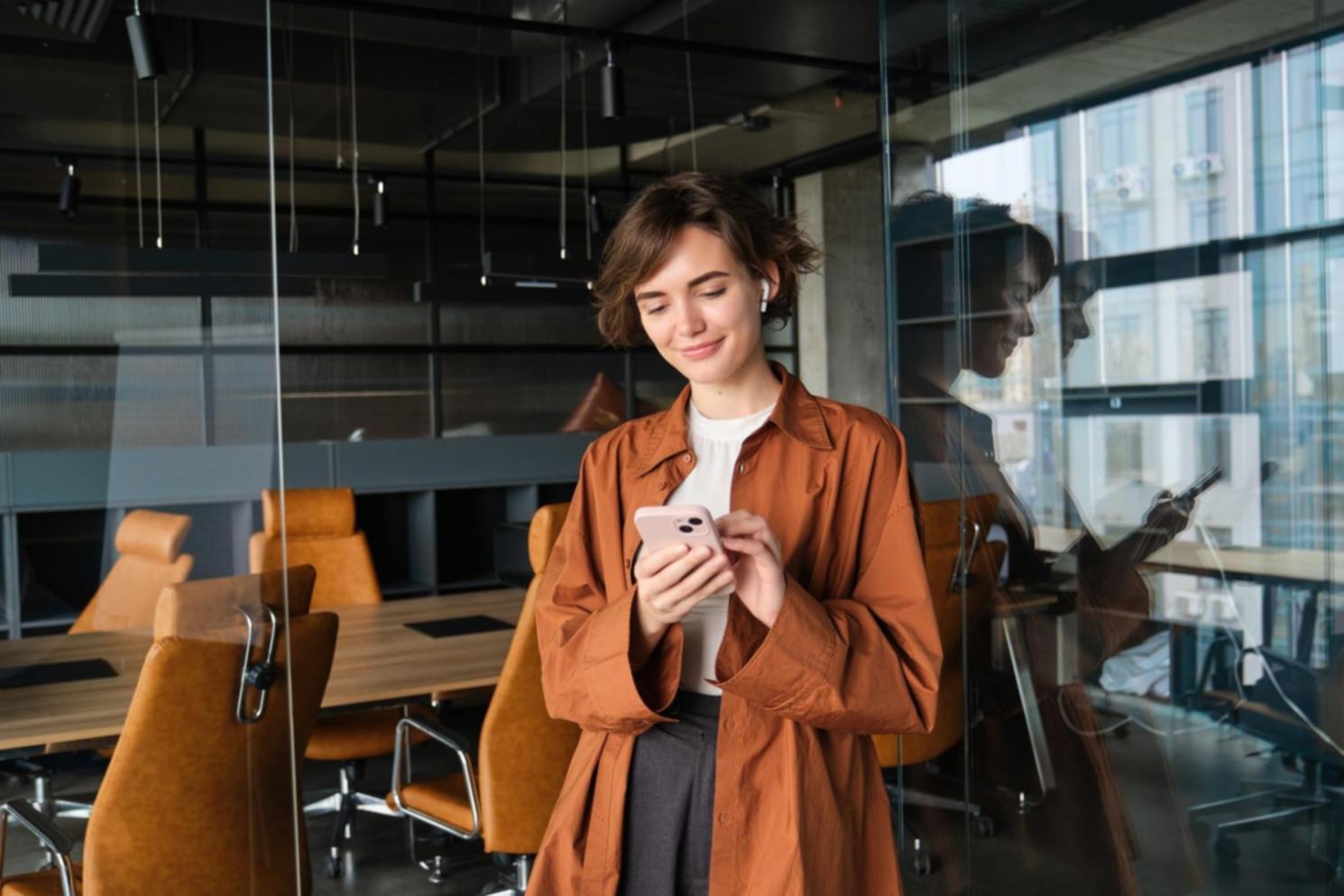 Moderne Beratungsräume mit natürlichem Licht für entspannte Finanzgespräche